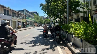 Muôn kiểu tránh nắng của người dân Thủ đô