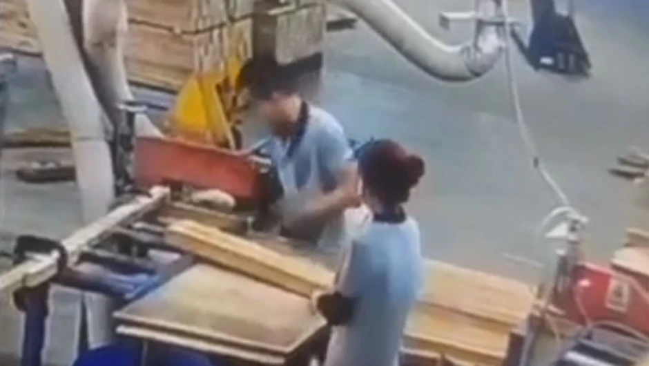 Nam công nhân ở TP.HCM bị máy cắt đứt lìa 4 ngón tay khi đang làm việc Nam công nhân ở TP.HCM bị máy cắt đứt lìa 4 ngón tay khi đang làm việc