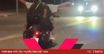 Nam du khách nước ngoài buông hai tay lái xe máy ở Đà Nẵng bị xử lý