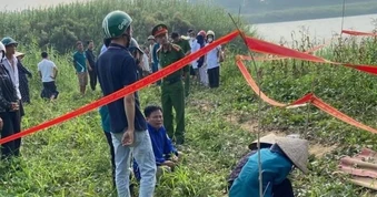 Năm học sinh chết đuối thương tâm ở sông Lô