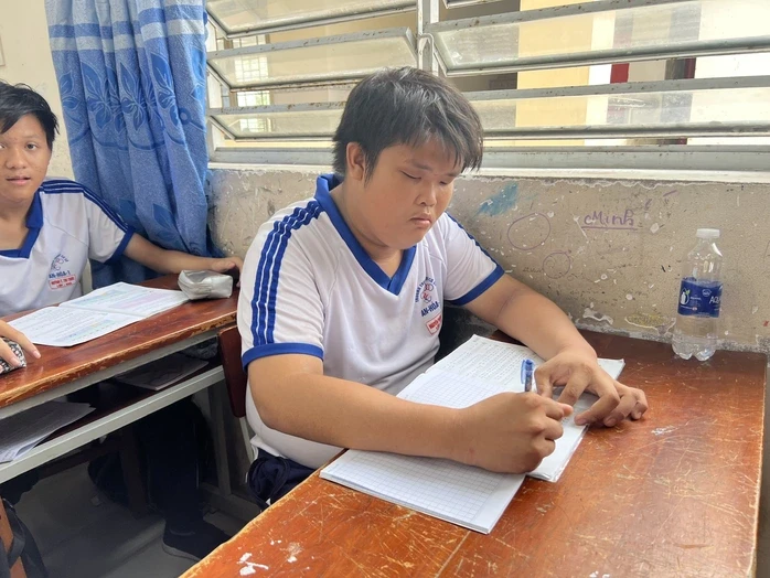 Nam sinh bệnh tật, bán vé số ở Cần Thơ được bạn đọc ủng hộ 194 triệu đồng