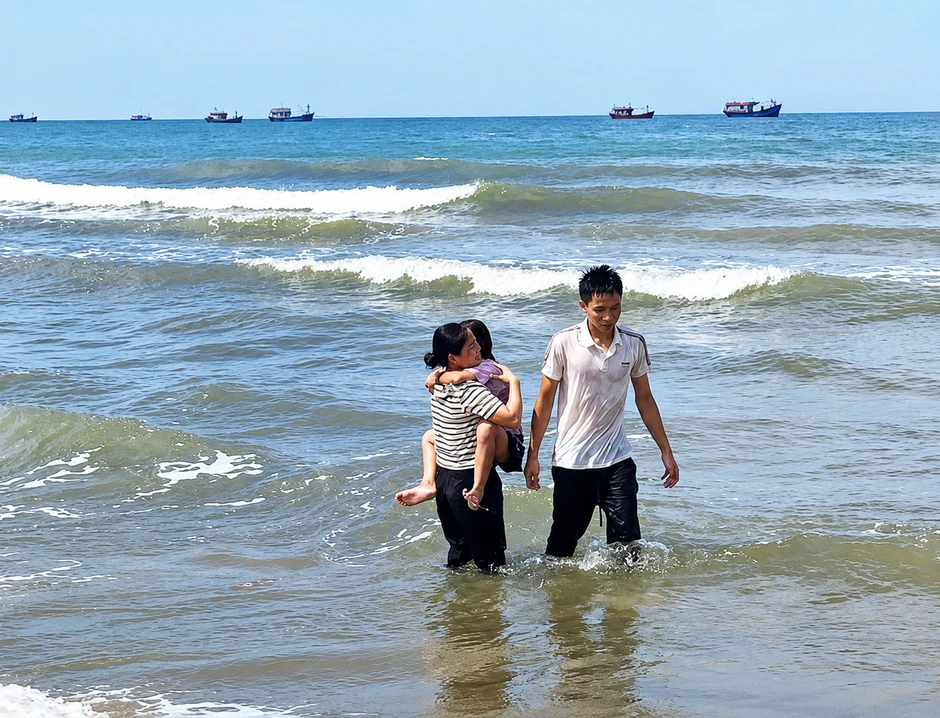 Nam sinh lao ra biển bơi hàng trăm mét cứu bé gái, từ chối tiền cảm ơn Nam sinh lao ra biển bơi hàng trăm mét cứu bé gái, từ chối tiền cảm ơn