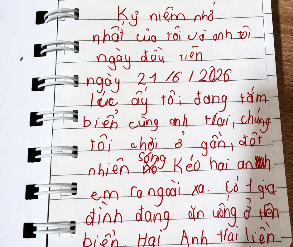 Nam sinh lao ra biển bơi hàng trăm mét cứu bé gái, từ chối tiền cảm ơn Nam sinh lao ra biển bơi hàng trăm mét cứu bé gái, từ chối tiền cảm ơn