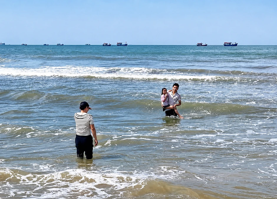 Nam sinh lao ra biển bơi hàng trăm mét cứu bé gái, từ chối tiền cảm ơn