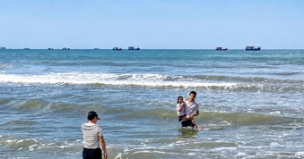 Nam sinh lao ra biển bơi hàng trăm mét cứu bé gái, từ chối tiền cảm ơn