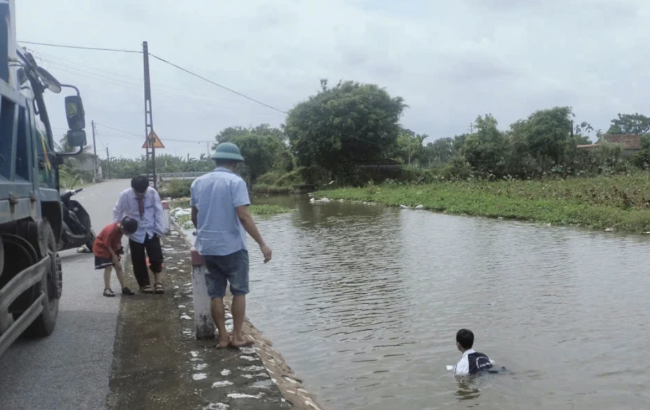 Nam sinh lớp 11 ở Ninh Bình lao xuống sông cứu hai em nhỏ Nam sinh lớp 11 ở Ninh Bình lao xuống sông cứu hai em nhỏ
