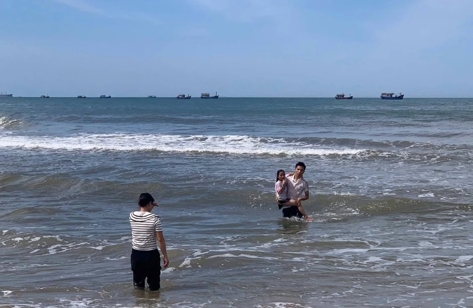 Nam sinh lớp 12 dũng cảm lao ra biển cứu người bị sóng cuốn Nam sinh lớp 12 dũng cảm lao ra biển cứu người bị sóng cuốn