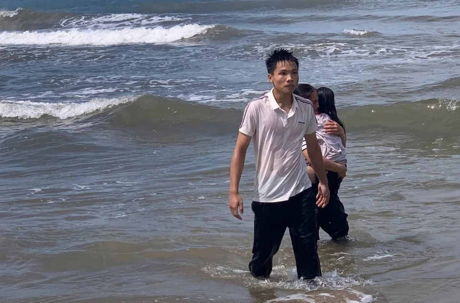 Nam sinh lớp 12 dũng cảm lao ra biển cứu người bị sóng cuốn Nam sinh lớp 12 dũng cảm lao ra biển cứu người bị sóng cuốn