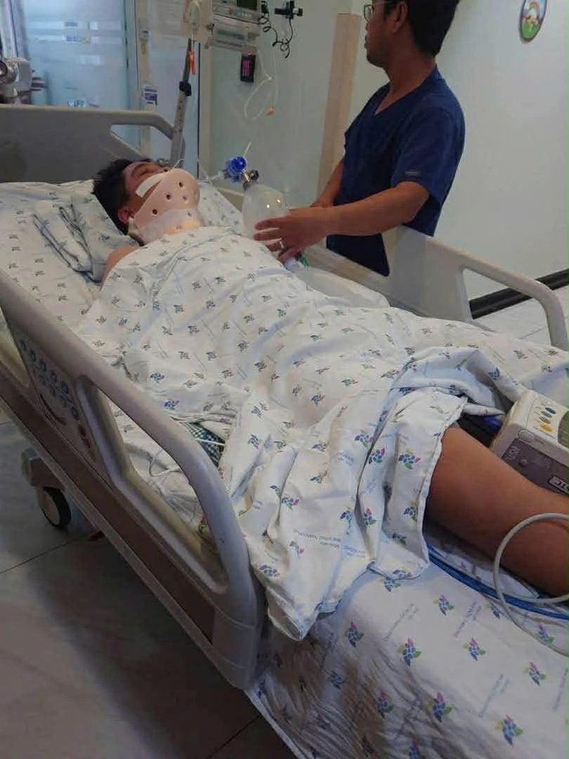Nam sinh lớp 8 tự tử nghi do bạo lực học đường vẫn trong tình trạng nguy kịch Nam sinh lớp 8 tự tử nghi do bạo lực học đường vẫn trong tình trạng nguy kịch