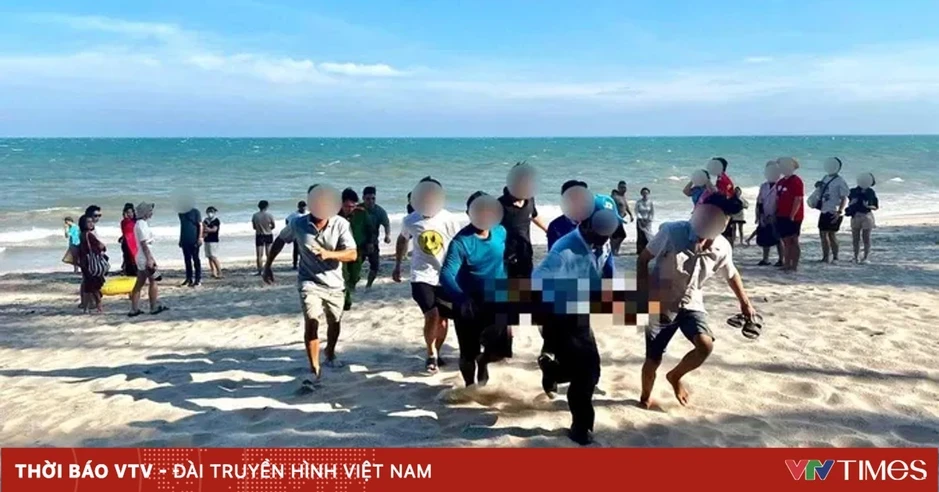 Nam sinh tử vong vì sóng cuốn khi tắm biển Mũi Né Nam sinh tử vong vì sóng cuốn khi tắm biển Mũi Né