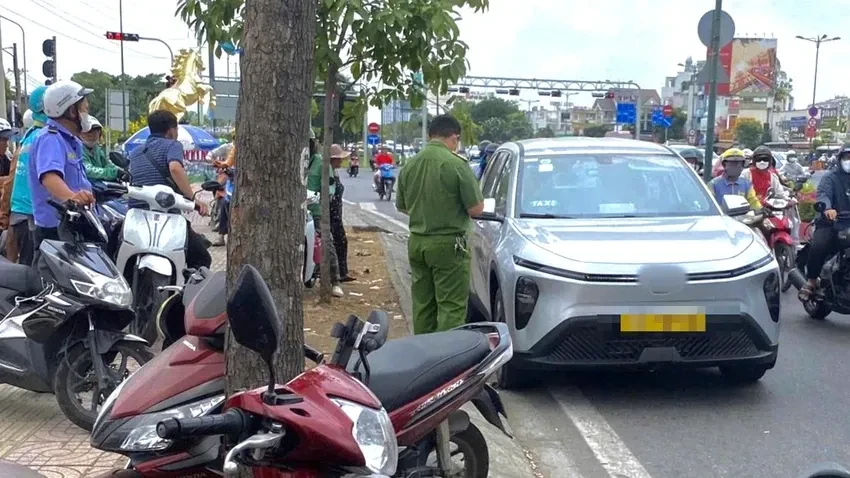 Nam tài xế taxi tử vong trong ô tô trên đường ở TP Hồ Chí Minh Nam tài xế taxi tử vong trong ô tô trên đường ở TP Hồ Chí Minh