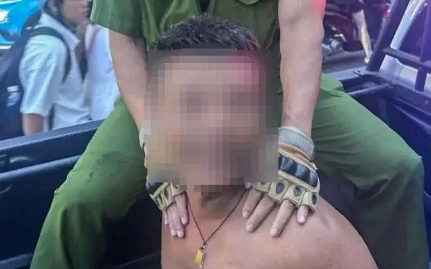 Nam thanh niên có biểu hiện bất thường chặn đánh người đi đường ở Nha Trang Nam thanh niên có biểu hiện bất thường chặn đánh người đi đường ở Nha Trang