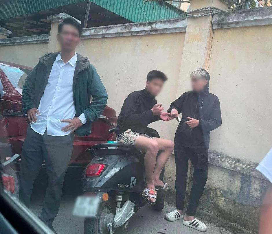 Nam thanh niên đấm vào mặt phụ huynh của bạn gái ngay trước cổng trường Nam thanh niên đấm vào mặt phụ huynh của bạn gái ngay trước cổng trường