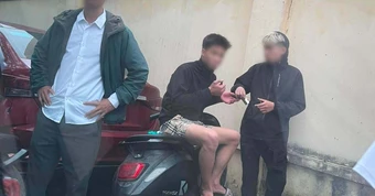 Nam thanh niên đấm vào mặt phụ huynh của bạn gái ngay trước cổng trường