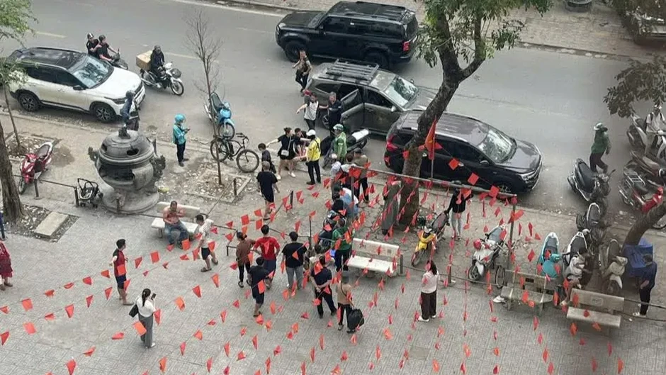 Nam thanh niên dùng vật sắc nhọn đâm tài xế ô tô ở Hà Nội