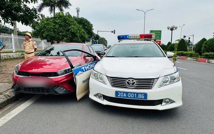 Nam thanh niên lái ô tô tông thẳng cảnh sát giao thông khi bị kiểm tra nồng độ cồn Nam thanh niên lái ô tô tông thẳng cảnh sát giao thông khi bị kiểm tra nồng độ cồn
