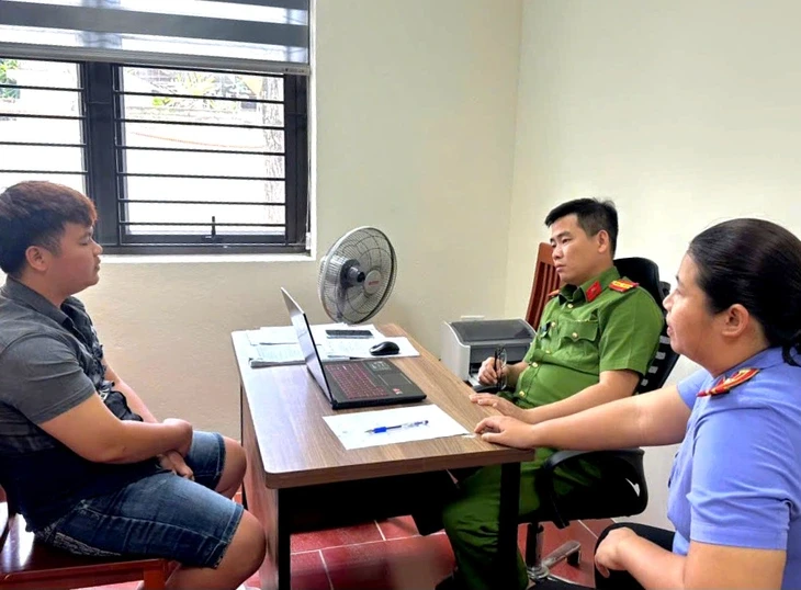 Nam thanh niên lái ô tô tông thẳng cảnh sát giao thông khi bị kiểm tra nồng độ cồn Nam thanh niên lái ô tô tông thẳng cảnh sát giao thông khi bị kiểm tra nồng độ cồn