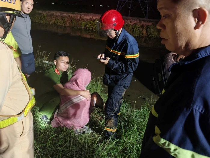 Nam thanh niên mắc kẹt trong ô tô lật ngửa dưới mương nước hàng giờ Nam thanh niên mắc kẹt trong ô tô lật ngửa dưới mương nước hàng giờ