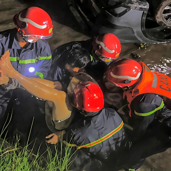 Nam thanh niên mắc kẹt trong ô tô lật ngửa dưới mương nước hàng giờ Nam thanh niên mắc kẹt trong ô tô lật ngửa dưới mương nước hàng giờ