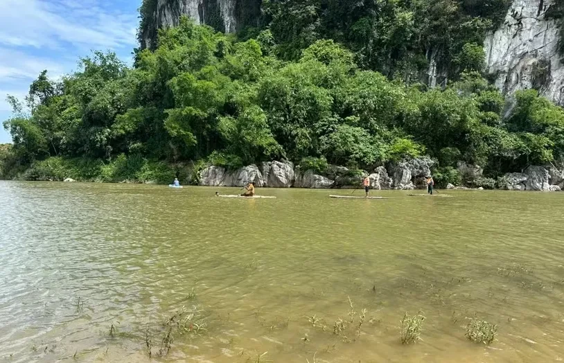 Nam thanh niên mất tích sau khi cứu 2 người bạn đuối nước trên sông Bôi Nam thanh niên mất tích sau khi cứu 2 người bạn đuối nước trên sông Bôi