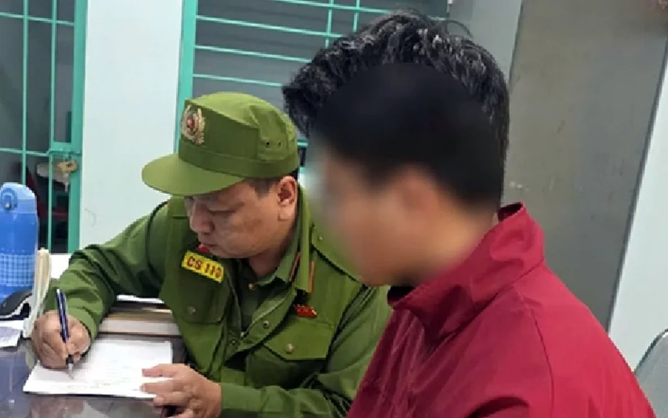 Nam thanh niên quay lén trong nhà vệ sinh nữ tại Hà Nội Nam thanh niên quay lén trong nhà vệ sinh nữ tại Hà Nội