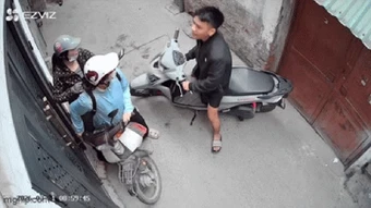 Nam thanh niên tạt đầu xe, tát tới tấp cô gái trẻ trong ngõ Hà Nội: Hé lộ mối quan hệ giữa hai bên khiến nhiều người ngỡ ngàng