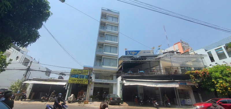 Nam thanh niên thoát chết sau khi nhảy lầu từ tầng 7 Nam thanh niên thoát chết sau khi nhảy lầu từ tầng 7