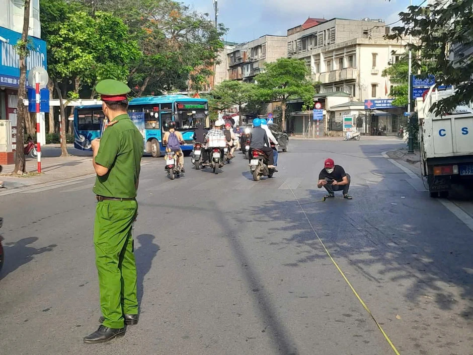 Nam thanh niên tử vong sau khi tông xe vào cột điện trên phố Ngọc Lâm (Hà Nội) Nam thanh niên tử vong sau khi tông xe vào cột điện trên phố Ngọc Lâm (Hà Nội)