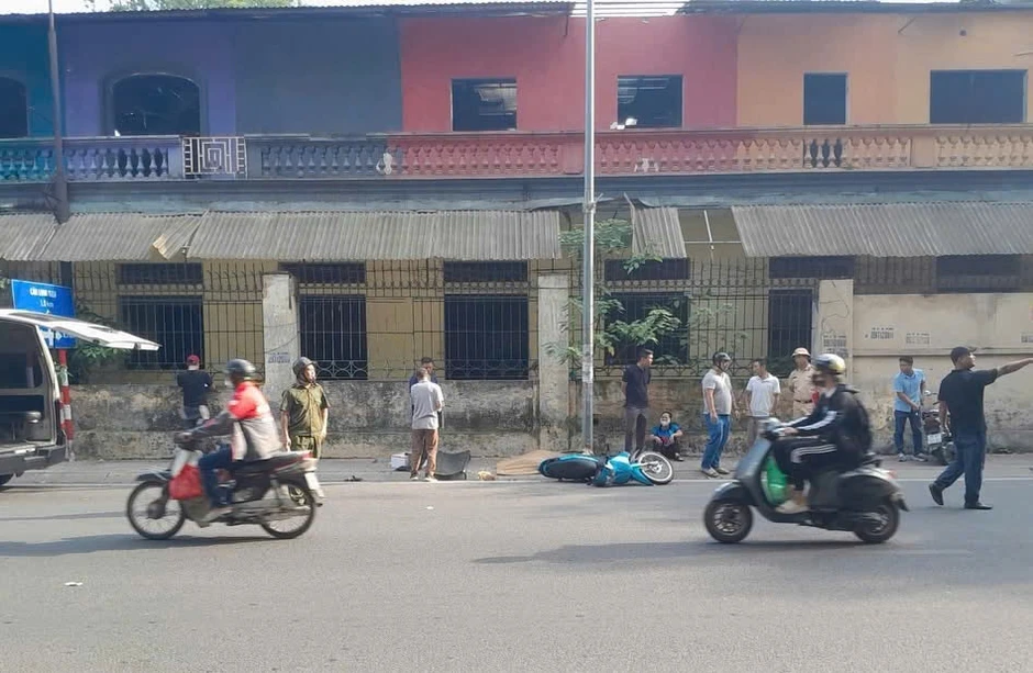 Nam thanh niên tử vong sau khi tông xe vào cột điện trên phố Ngọc Lâm (Hà Nội) Nam thanh niên tử vong sau khi tông xe vào cột điện trên phố Ngọc Lâm (Hà Nội)