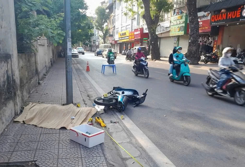 Nam thanh niên tử vong sau khi tông xe vào cột điện trên phố Ngọc Lâm (Hà Nội) Nam thanh niên tử vong sau khi tông xe vào cột điện trên phố Ngọc Lâm (Hà Nội)