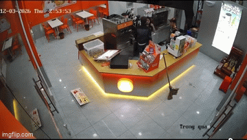 Nam thanh niên túm tóc đánh nữ nhân viên quán trà sữa Bingxue vì "hết kem": Hành động của 2 nam nhân viên chứng kiến gây tranh cãi Nam thanh niên túm tóc đánh nữ nhân viên quán trà sữa Bingxue vì "hết kem": Hành động của 2 nam nhân viên chứng kiến gây tranh cãi