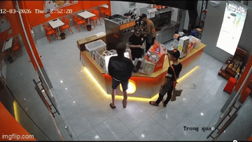 Nam thanh niên túm tóc đánh nữ nhân viên quán trà sữa Bingxue vì "hết kem": Hành động của 2 nam nhân viên chứng kiến gây tranh cãi Nam thanh niên túm tóc đánh nữ nhân viên quán trà sữa Bingxue vì "hết kem": Hành động của 2 nam nhân viên chứng kiến gây tranh cãi