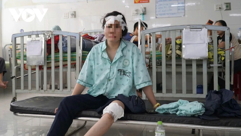 Nạn nhân kể lại phút kinh hoàng lúc xe khách lao xuống vực sâu đèo An Khê, Gia Lai Nạn nhân kể lại phút kinh hoàng lúc xe khách lao xuống vực sâu đèo An Khê, Gia Lai