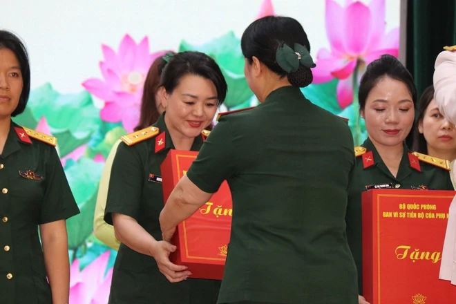 Nâng cao năng lực, bảo đảm an toàn cho phụ nữ Quân đội trong kỷ nguyên số Nâng cao năng lực, bảo đảm an toàn cho phụ nữ Quân đội trong kỷ nguyên số