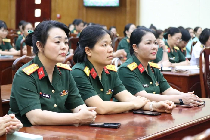 Nâng cao năng lực, bảo đảm an toàn cho phụ nữ Quân đội trong kỷ nguyên số Nâng cao năng lực, bảo đảm an toàn cho phụ nữ Quân đội trong kỷ nguyên số