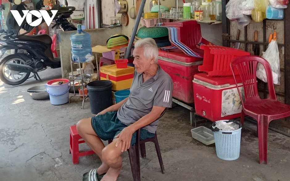 Nắng đỉnh điểm tại TP.HCM: Trắng đêm chạy xe, trưa ra lề đường trốn nóng Nắng đỉnh điểm tại TP.HCM: Trắng đêm chạy xe, trưa ra lề đường trốn nóng