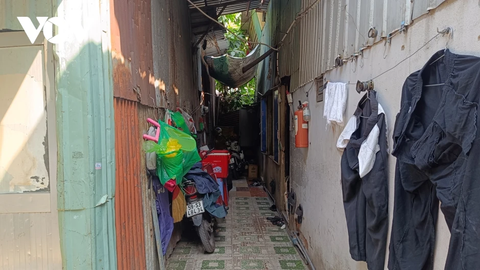 Nắng đỉnh điểm tại TP.HCM: Trắng đêm chạy xe, trưa ra lề đường trốn nóng Nắng đỉnh điểm tại TP.HCM: Trắng đêm chạy xe, trưa ra lề đường trốn nóng