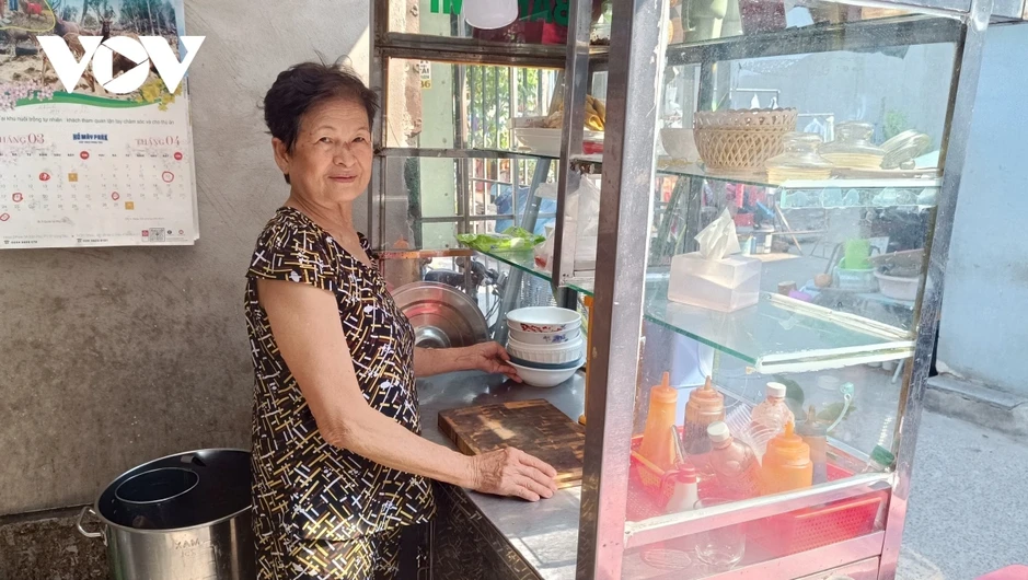 Nắng đỉnh điểm tại TP.HCM: Trắng đêm chạy xe, trưa ra lề đường trốn nóng Nắng đỉnh điểm tại TP.HCM: Trắng đêm chạy xe, trưa ra lề đường trốn nóng