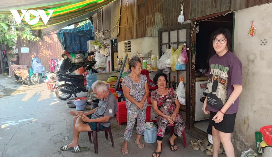 Nắng đỉnh điểm tại TP.HCM: Trắng đêm chạy xe, trưa ra lề đường trốn nóng Nắng đỉnh điểm tại TP.HCM: Trắng đêm chạy xe, trưa ra lề đường trốn nóng