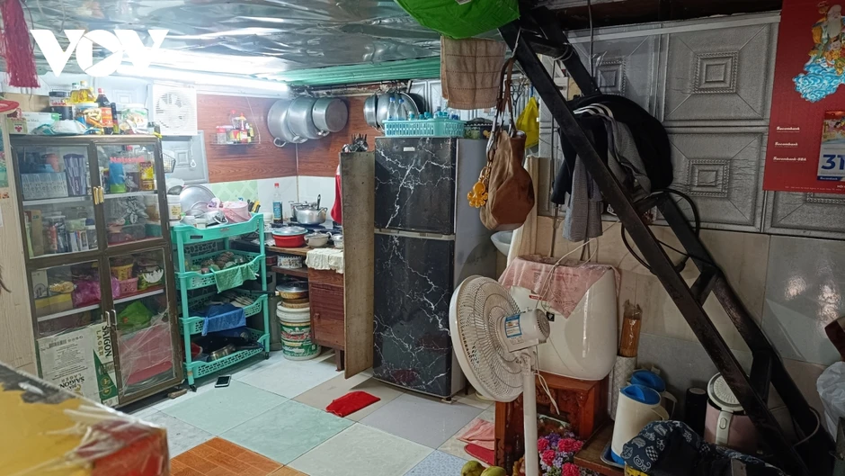 Nắng đỉnh điểm tại TP.HCM: Trắng đêm chạy xe, trưa ra lề đường trốn nóng Nắng đỉnh điểm tại TP.HCM: Trắng đêm chạy xe, trưa ra lề đường trốn nóng