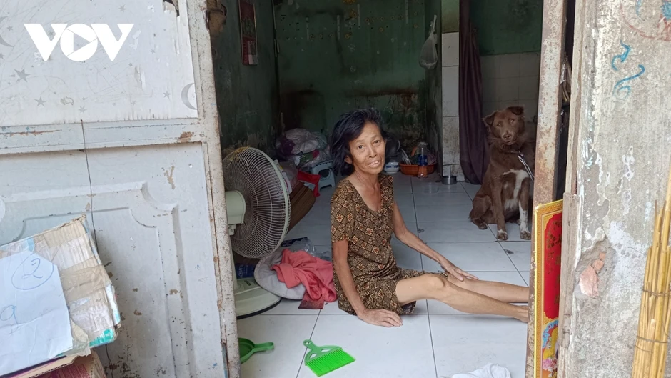 Nắng đỉnh điểm tại TP.HCM: Trắng đêm chạy xe, trưa ra lề đường trốn nóng Nắng đỉnh điểm tại TP.HCM: Trắng đêm chạy xe, trưa ra lề đường trốn nóng