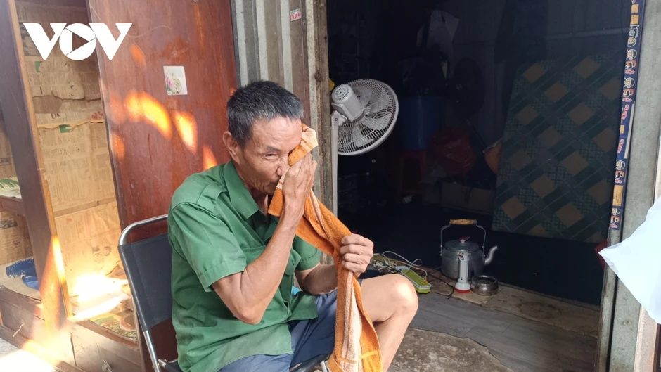 Nắng đỉnh điểm tại TP.HCM: Trắng đêm chạy xe, trưa ra lề đường trốn nóng Nắng đỉnh điểm tại TP.HCM: Trắng đêm chạy xe, trưa ra lề đường trốn nóng