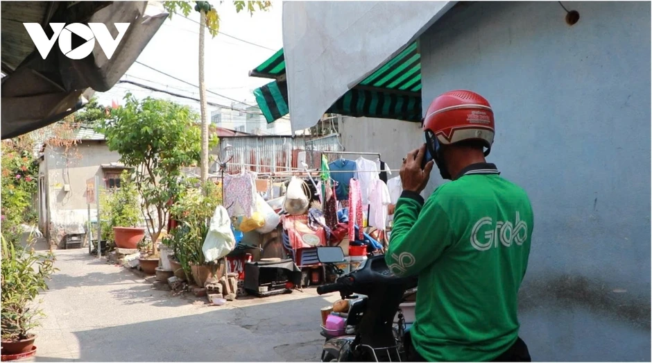 Nắng đỉnh điểm tại TP.HCM: Trắng đêm chạy xe, trưa ra lề đường trốn nóng Nắng đỉnh điểm tại TP.HCM: Trắng đêm chạy xe, trưa ra lề đường trốn nóng
