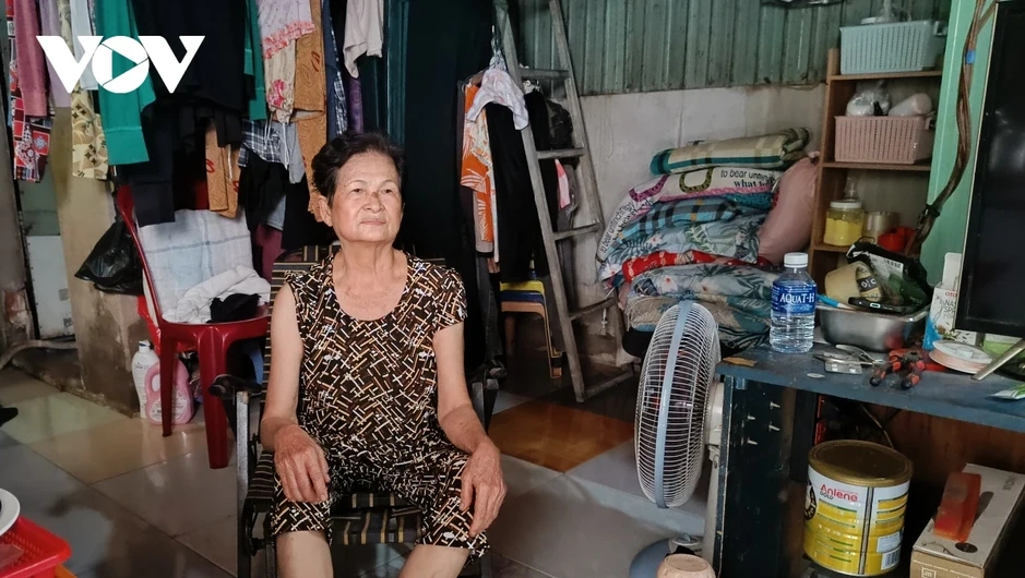 Nắng đỉnh điểm tại TP.HCM: Trắng đêm chạy xe, trưa ra lề đường trốn nóng Nắng đỉnh điểm tại TP.HCM: Trắng đêm chạy xe, trưa ra lề đường trốn nóng