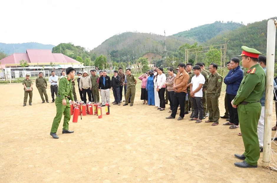 Nắng nóng, bếp củi và nỗi lo cháy nhà ở vùng cao Đà Nẵng Nắng nóng, bếp củi và nỗi lo cháy nhà ở vùng cao Đà Nẵng
