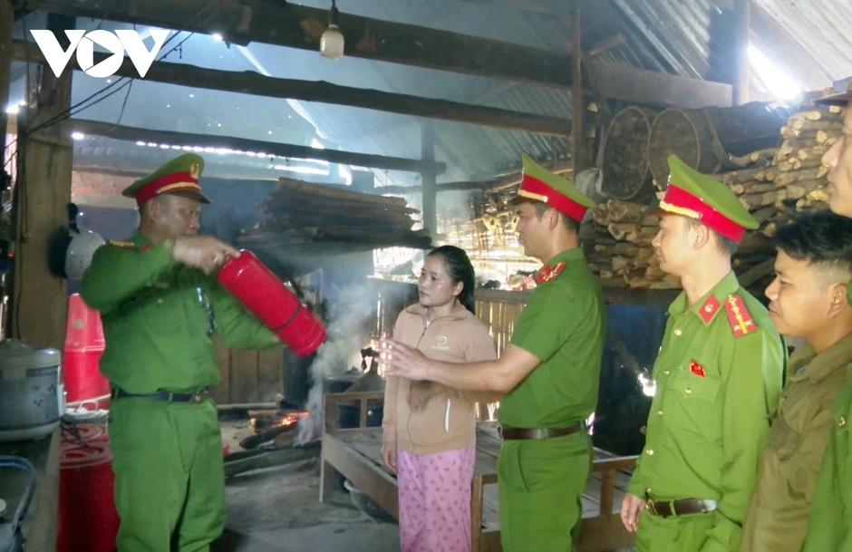 Nắng nóng, bếp củi và nỗi lo cháy nhà ở vùng cao Đà Nẵng Nắng nóng, bếp củi và nỗi lo cháy nhà ở vùng cao Đà Nẵng