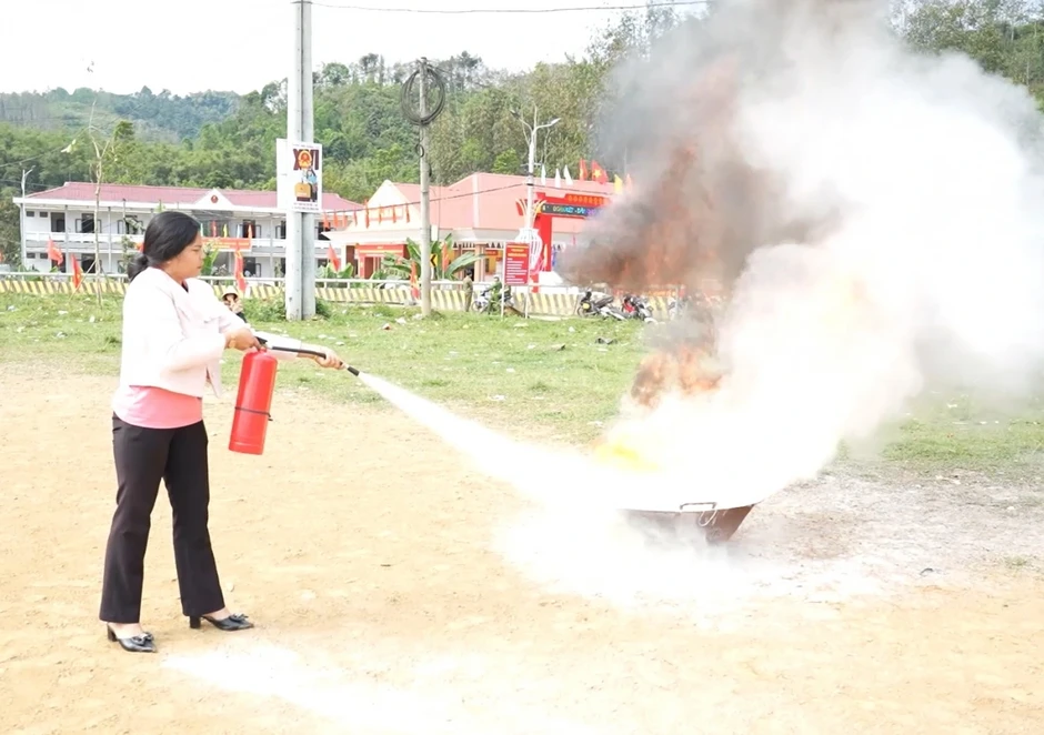 Nắng nóng, bếp củi và nỗi lo cháy nhà ở vùng cao Đà Nẵng Nắng nóng, bếp củi và nỗi lo cháy nhà ở vùng cao Đà Nẵng