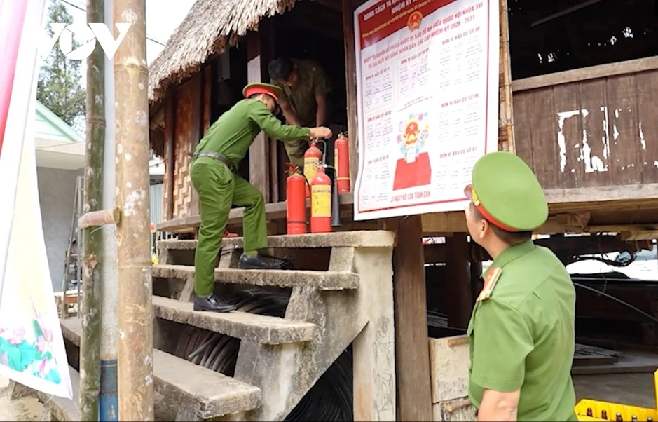 Nắng nóng, bếp củi và nỗi lo cháy nhà ở vùng cao Đà Nẵng Nắng nóng, bếp củi và nỗi lo cháy nhà ở vùng cao Đà Nẵng
