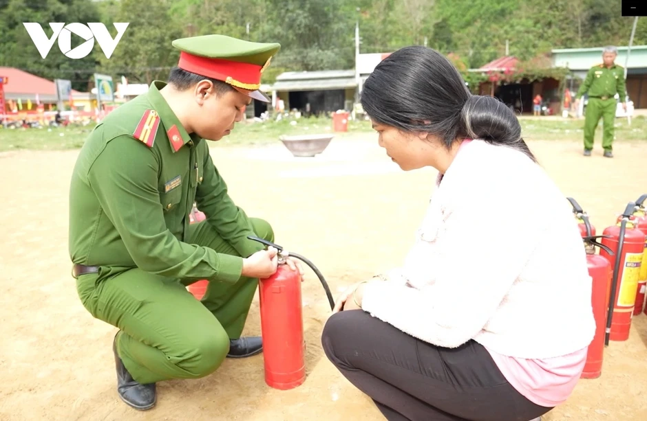 Nắng nóng, bếp củi và nỗi lo cháy nhà ở vùng cao Đà Nẵng Nắng nóng, bếp củi và nỗi lo cháy nhà ở vùng cao Đà Nẵng