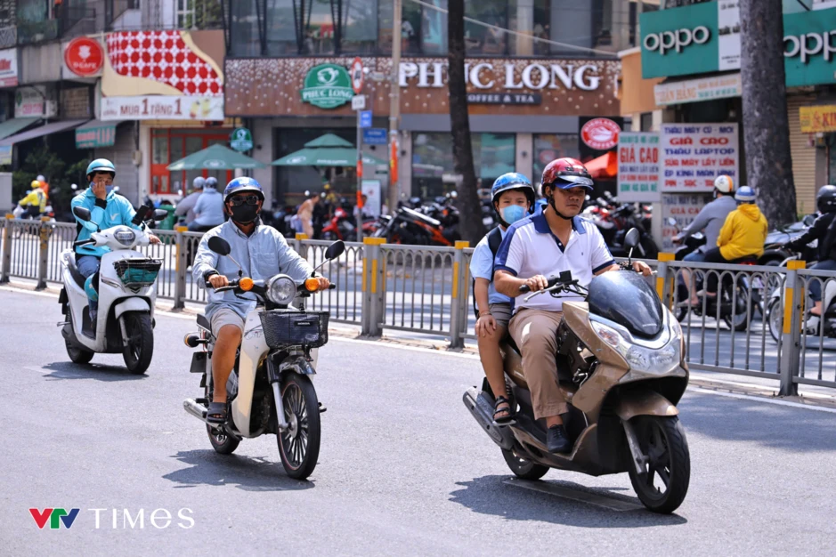 Nắng nóng cực đoan làm đảo lộn nhịp sống hàng triệu người dân TP Hồ Chí Minh Nắng nóng cực đoan làm đảo lộn nhịp sống hàng triệu người dân TP Hồ Chí Minh